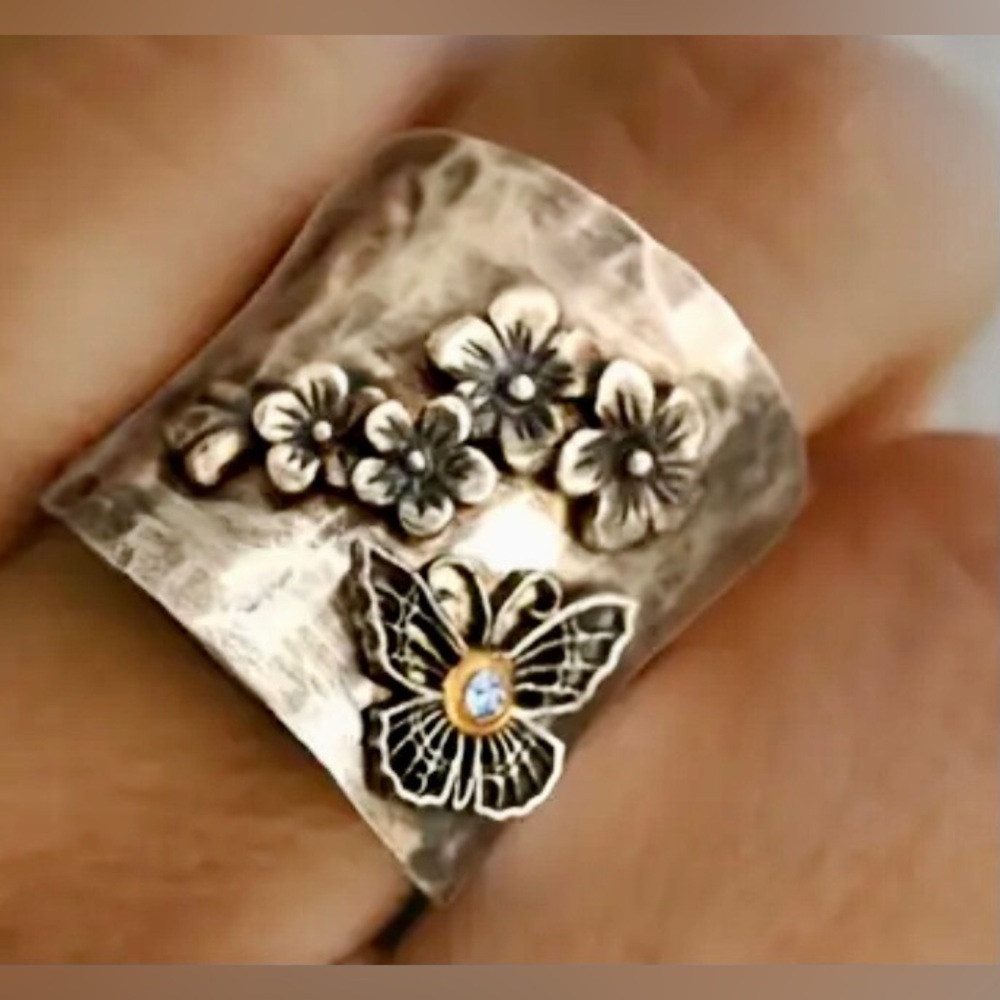 VINTAGE SILVER FLOWER AND BUTTERFLY RING